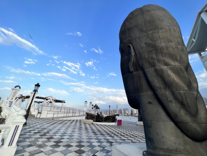 Esculturas de Jaume Plensa en Benidorm