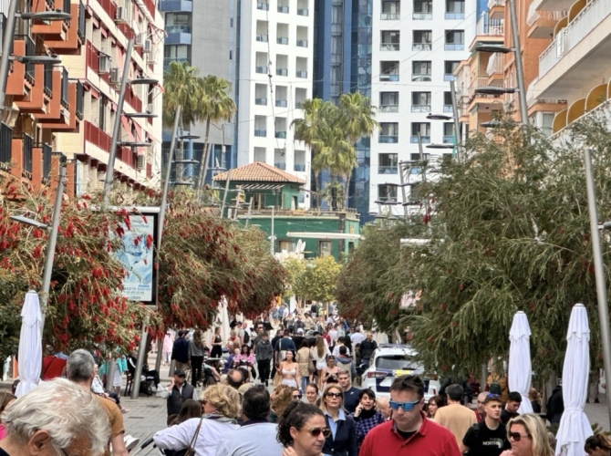 Calles del centro de Benidorm repletas de gente