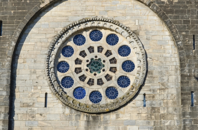 Iglesia de Portimarín. Detalle del rosetón de la fachada