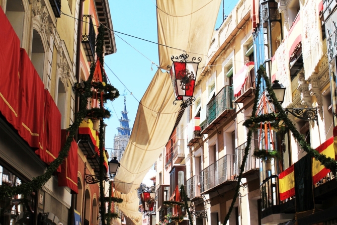 Calles del Casco de Toledo engalanadas