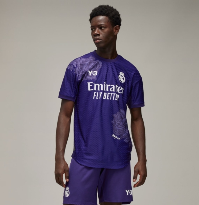 El Real Madrid estrena su nueva equipacion con diseno de la firma Y 3 frente al Athletic