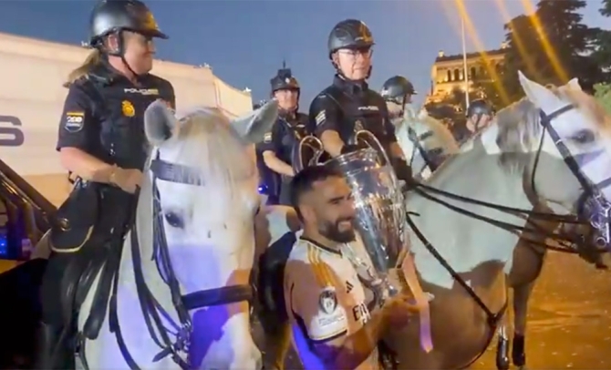 Imagen de la noticia: Dani Carvajal se fotografía con un policía a caballo... ¡que resultó ser su padre!