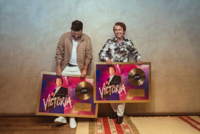 Pablo López y Raphael reciben Disco de Oro por el álbum 