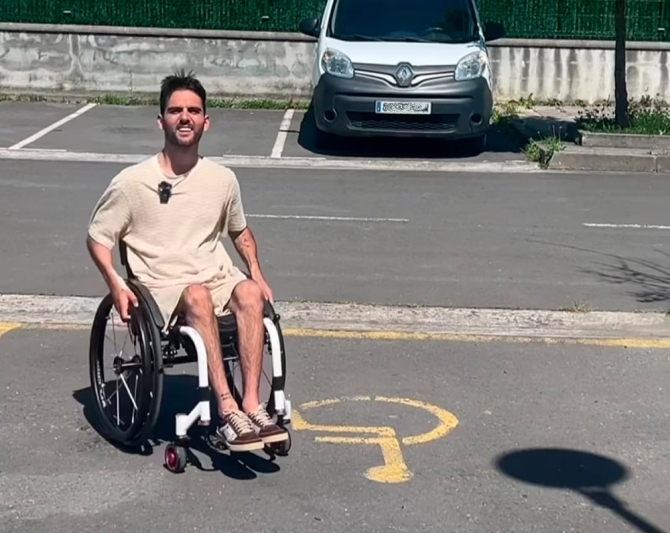 Un tetrapléjico explica la importancia de respetar las plazas de aparcamiento para discapacitados