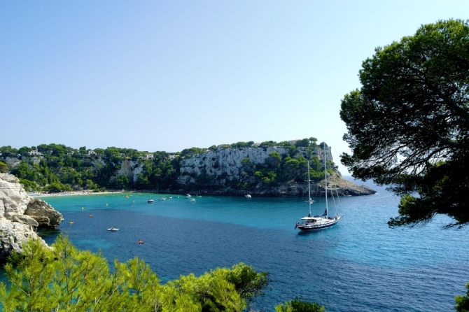 Descubre Menorca en moto: 48 horas en el último paraíso Mediterráneo