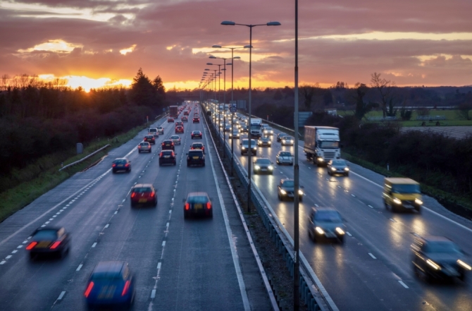 Imagen de la noticia: La DGT pide que dejes libre el carril izquierdo en autovía. Este es el motivo