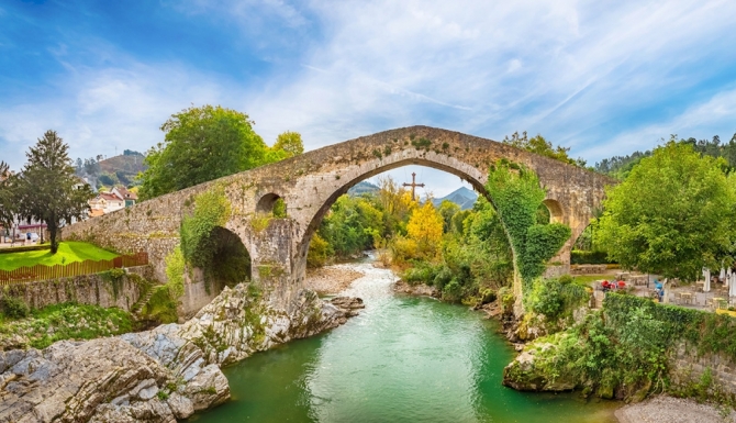 Cangas de Onís. Crédito editorial: Adobe Stock