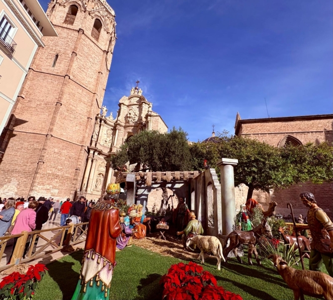 En la Plaza de la Reina se respira ambiente navideño