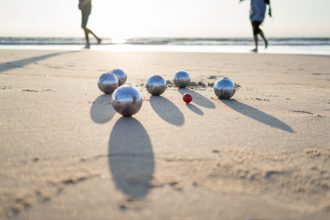 El juego de la petanca en la playa