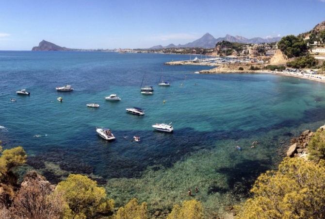 Vista de la Bahía desde Punta del Mascarat // Adobe Stock