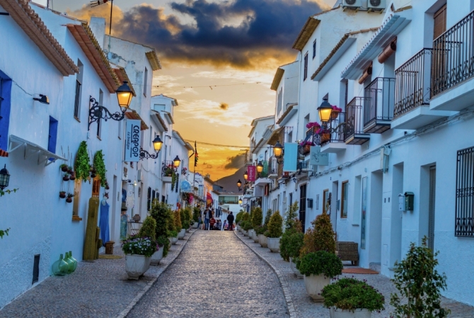 Calles empedradas de Altea // Adobe Stock