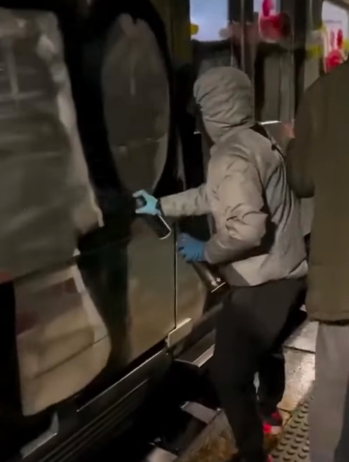 Grafiteros pintando en un Cercanías en Bilbao