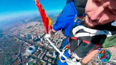 Imagen de la noticia: 12-O: Así desciende la bandera de España desde los cielos de Madrid